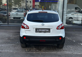 Подержанный автомобиль Nissan Qashqai 2012 года (7 фото)