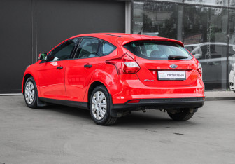 Подержанный автомобиль Ford Focus Hatchback 2013 года (6 фото)