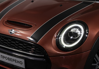 Подержанный автомобиль MINI Hatch 2020 года (2 фото)