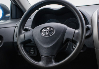 Подержанный автомобиль Toyota Corolla Sedan 2008 года (15 фото)