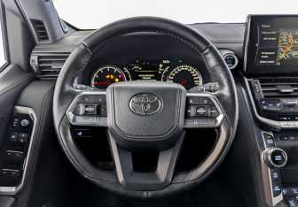Подержанный автомобиль Toyota Land Cruiser Suv 2021 года (22 фото)