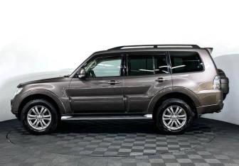 Подержанный автомобиль Mitsubishi Pajero 2012 года (8 фото)