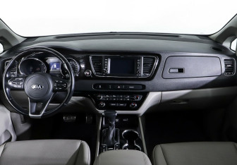 Подержанный автомобиль Kia Carnival 2019 года (11 фото)