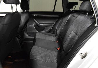 Подержанный автомобиль Skoda Octavia Wagon 2016 года (15 фото)