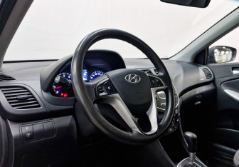 Подержанный автомобиль Hyundai Solaris Sedan 2012 года (15 фото)