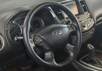 Подержанный автомобиль Infiniti QX60 2016 года (13 фото)