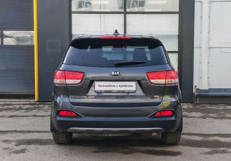 Подержанный автомобиль Kia Sorento 2017 года (6 фото)