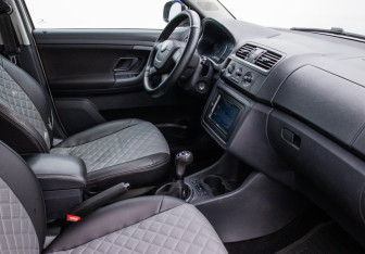 Подержанный автомобиль Skoda Fabia Hatchback 2012 года (10 фото)
