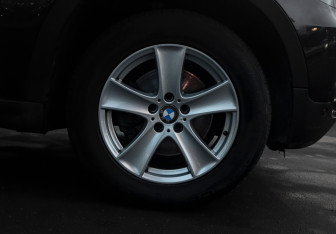 Подержанный автомобиль BMW X5 2010 года (24 фото)