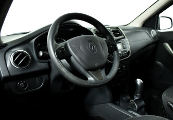 Подержанный автомобиль Renault Logan Sedan 2014 года (9 фото)