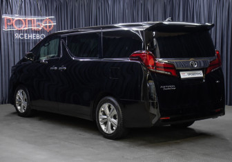 Подержанный автомобиль Toyota Alphard 2019 года (7 фото)