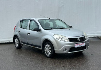 Подержанный автомобиль Renault Sandero 2012 года (3 фото)