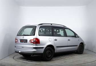 Подержанный автомобиль Volkswagen Sharan 2005 года (5 фото)