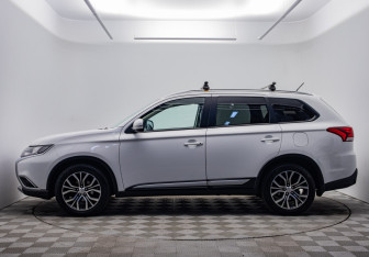 Подержанный автомобиль Mitsubishi Outlander 2015 года (8 фото)