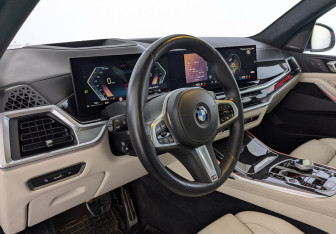 Подержанный автомобиль BMW X7 2023 года (16 фото)