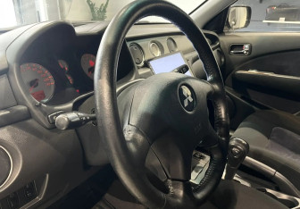 Подержанный автомобиль Mitsubishi Outlander 2005 года (13 фото)