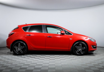 Подержанный автомобиль Opel Astra Hatchback 2013 года (4 фото)