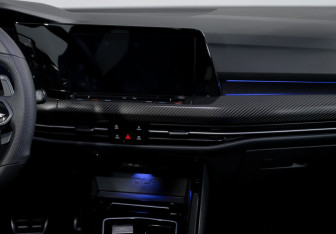 Подержанный автомобиль Volkswagen Golf R Hatchback 2023 года (13 фото)