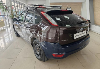 Подержанный автомобиль Ford Focus Hatchback 2010 года (7 фото)