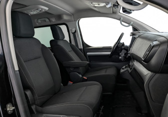 Подержанный автомобиль Peugeot Traveller 2018 года (24 фото)