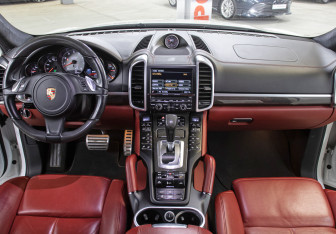 Подержанный автомобиль Porsche Cayenne 2014 года (13 фото)