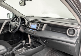 Подержанный автомобиль Toyota RAV4 2018 года (11 фото)