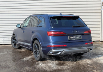 Подержанный автомобиль Audi Q7 2023 года (7 фото)