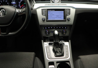 Подержанный автомобиль Volkswagen Passat Sedan 2015 года (9 фото)