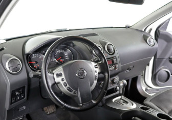 Подержанный автомобиль Nissan Qashqai 2012 года (8 фото)