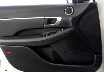 Подержанный автомобиль Hyundai Sonata 2021 года (11 фото)