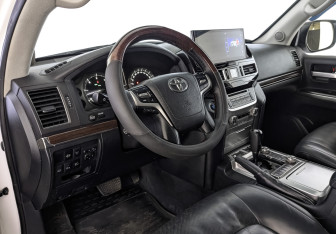 Подержанный автомобиль Toyota Land Cruiser Suv 2015 года (15 фото)