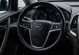 Подержанный автомобиль Opel Astra Hatchback 2011 года (15 фото)