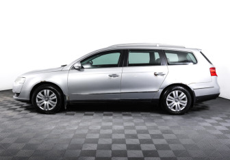 Подержанный автомобиль Volkswagen Passat Wagon 2010 года (8 фото)