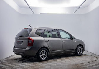 Подержанный автомобиль Kia Carens 2011 года (5 фото)