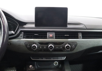 Подержанный автомобиль Audi A4 Sedan 2017 года (21 фото)