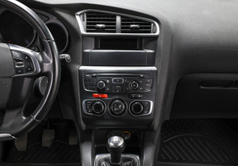 Подержанный автомобиль Citroen C4 Hatchback 2012 года (15 фото)