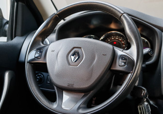 Подержанный автомобиль Renault Sandero 2015 года (16 фото)