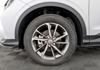 Подержанный автомобиль Geely Coolray 2023 года (18 фото)