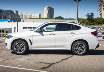 Подержанный автомобиль BMW X6 2016 года (8 фото)