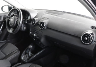 Подержанный автомобиль Audi A1 2014 года (10 фото)