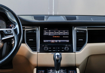 Подержанный автомобиль Porsche Macan 2017 года (15 фото)