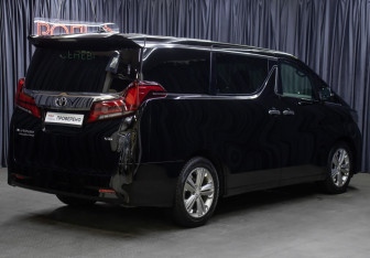 Подержанный автомобиль Toyota Alphard 2019 года (5 фото)