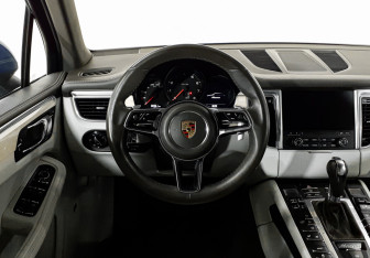 Подержанный автомобиль Porsche Macan 2017 года (13 фото)