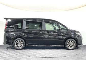 Подержанный автомобиль Honda Stepwgn 2018 года (3 фото)