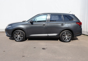 Подержанный автомобиль Mitsubishi Outlander 2015 года (8 фото)