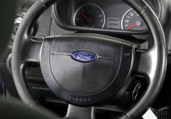 Подержанный автомобиль Ford Fusion 2005 года (10 фото)