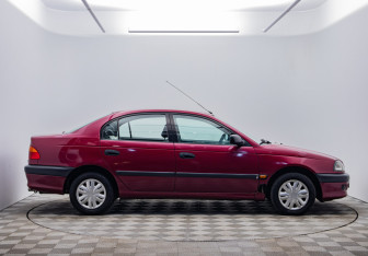 Подержанный автомобиль Toyota Avensis Sedan 1998 года (4 фото)