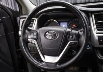 Подержанный автомобиль Toyota Highlander 2013 года (18 фото)
