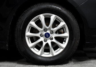 Подержанный автомобиль Ford Mondeo Sedan 2015 года (7 фото)