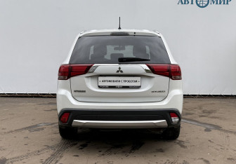 Подержанный автомобиль Mitsubishi Outlander 2016 года (6 фото)